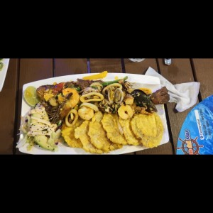 Corvina Entera con Mixto de Marisco