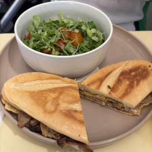 Sandwich cubano con ensalada
