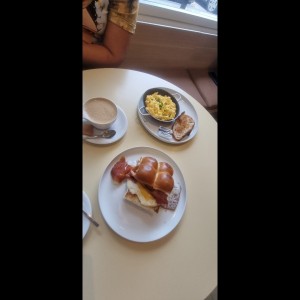 Cheesy Scrambled y Breakfast Sandwich, con capuccinos