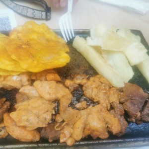 Combo de carne y pollo con patacones y yuca frita ??