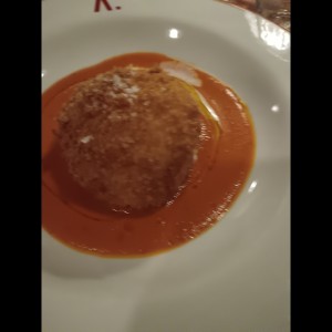 Burrata crocante en salsa roja
