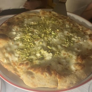 Pizza de queso y pistaccio