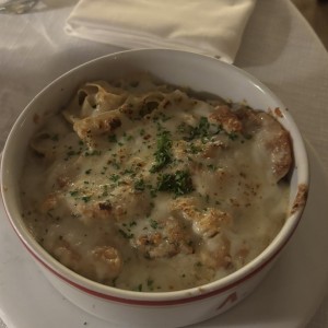 Fetuccini alfredo gratinado con pollo 
