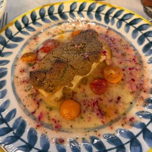 Pesce con empanizado de alcaparras