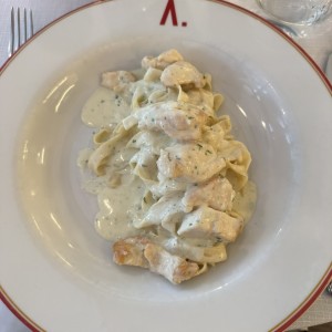 Fettuccine Alfredo con pollo 