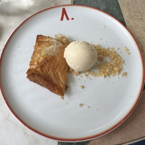 Pastel de manza en masaja de honaldre y helado