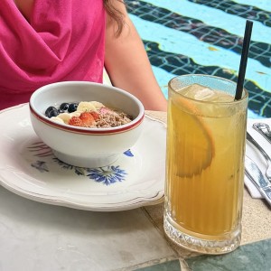 Ensalada de frutas y jugo de maracuya