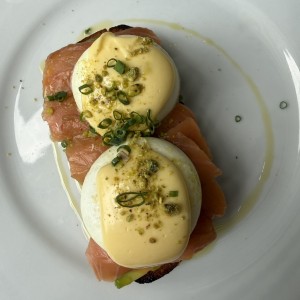 Huevos benedictos con salmon