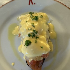 Tostada con salmon