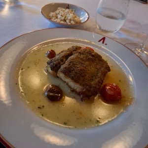 Pez blanco con costra de alcaparras y risoto.