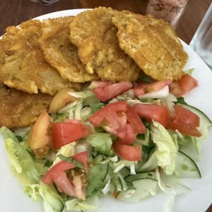 Patacones y Ensalada