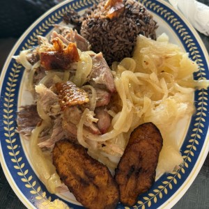 Arroz congri con puerco y yuca al moho 