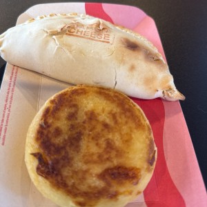 Empanada y arepa
