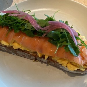 Tosta de huevos con salmon