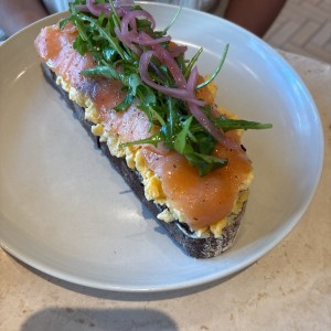 Tostada de salmon