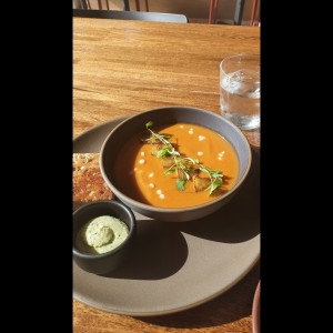 Sopa de tomate con medio grill cheese