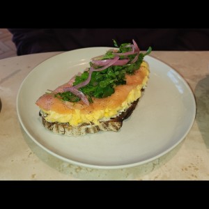 tostada de huevo y salmon
