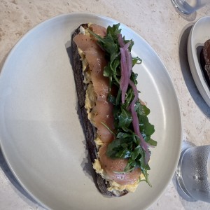 Tostada de huevo son salmon