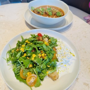 Ensalada y sopa de tomate