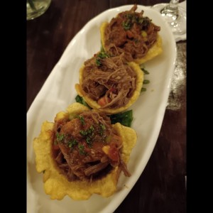 Patacones rellenos de ropa vieja