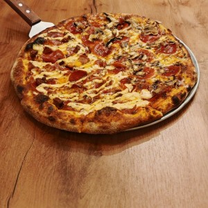Mitad viva la pizza (derecha) mitad mafiosa (izquierda)