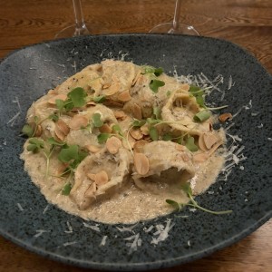 Pasta rellena en salsa trufada