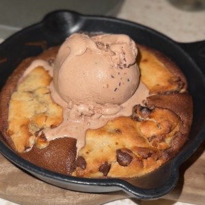 Chocolate chip cookie y brownie con Helado