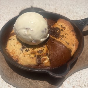 POSTRES - BROWNIE GALLETA con helado de chocolate blanco 