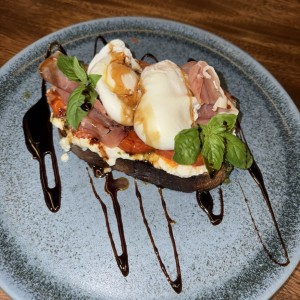 Tostada Straciatella con huevos y prosciutto 
