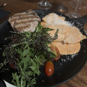 Misti con tuna steak, ensalada y ravioli