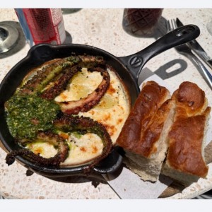 Entrada - Pulpo con pesto sobre una cama de papa y queso con pan de romero 