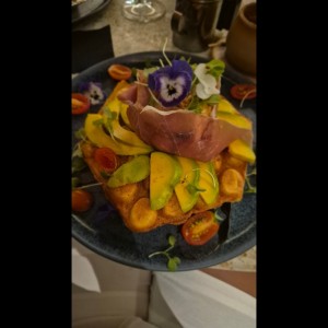 Waffle burrata & prosciutto  