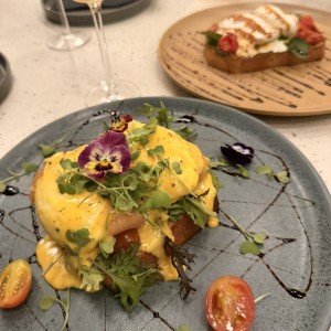 Huevos ponchados con salmon 