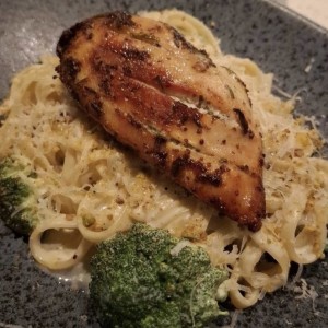 Fetuccini Cuatro quesos y Pollo
