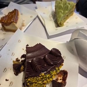 cheesecake, torta chocolate con pistachio y torta de pistachio