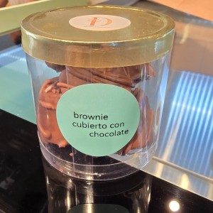 Brownie cubierto con chocolate