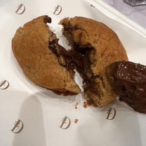 Galleta de chocolate chips rellena de nutella