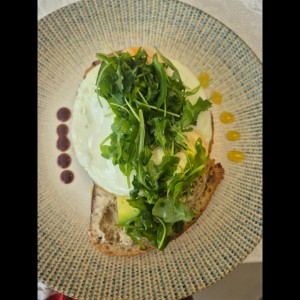 Tostada de aguacate y huevos