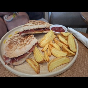 Bocadillo de jamón y queso