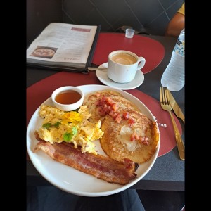 Apple Pancake Breakfast con Capuchino. 
