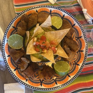 guacamole con chicharrones
