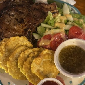 Chuletas con patacones y ensalada