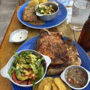 Corvina al ajillo y chuleta 