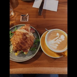 Capuchino y croissant tocino