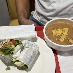 Wrap de salmon y sopa yucateca