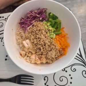 Poke pollo quinoa