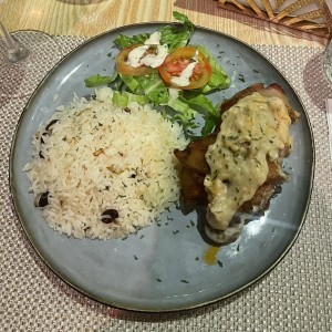 Enrollado de pollo con bacon y bechamel, arroz con pasitas y ensalada