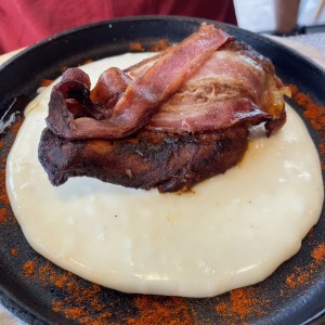 Pollo con tocino y crema