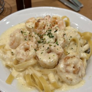 Fetuccini en salsa alfredo con camarones