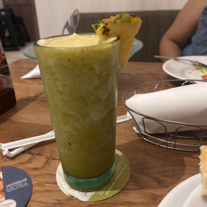 Bebida de maracuyá con hierbabuena 